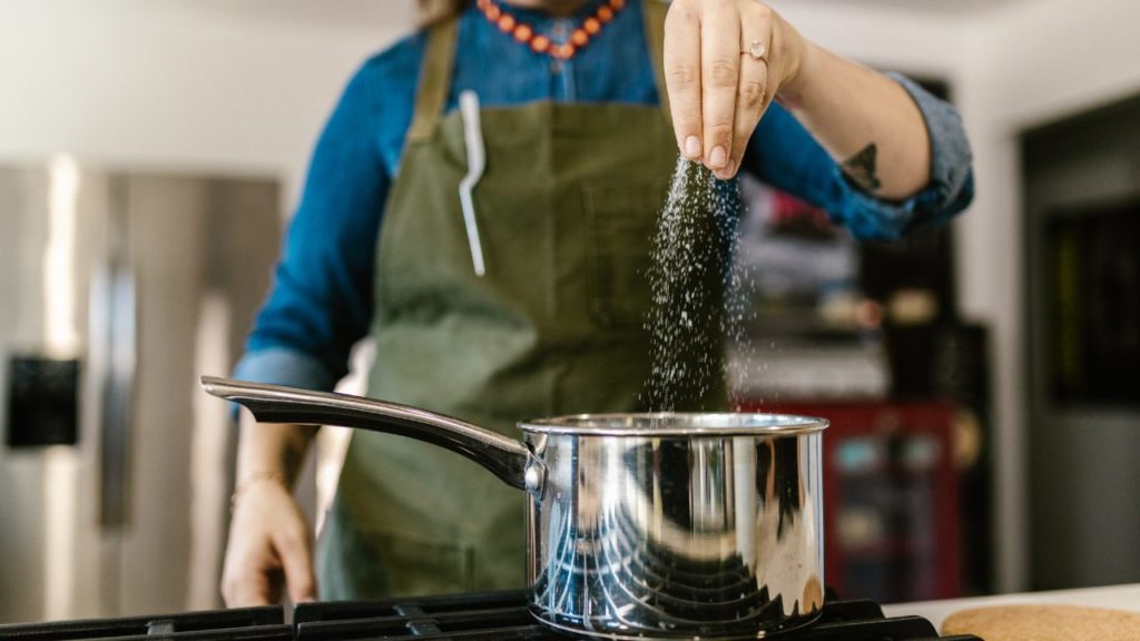 知っておきたい!お湯に塩を入れるタイミングは?